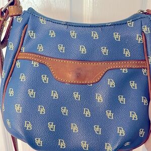 Women’s purse. Does have some wear. See pictures.